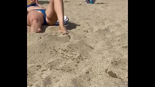 Suuri Public flashing pussy on the beach for strangers lämmin putki