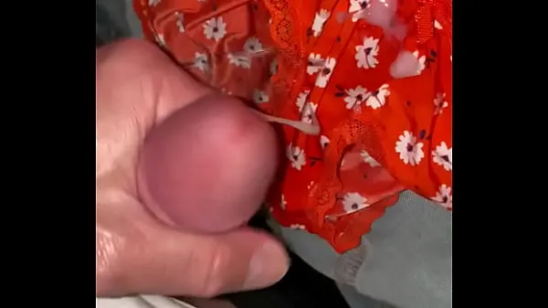 Velká Cumming on panties from her panty drawer at party teplá trubice