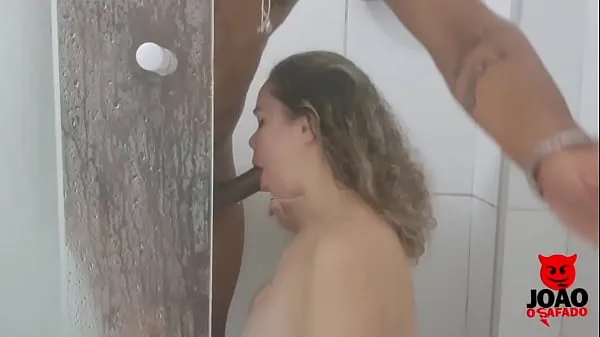 Stort white girl giving in the bathroom varmt rör