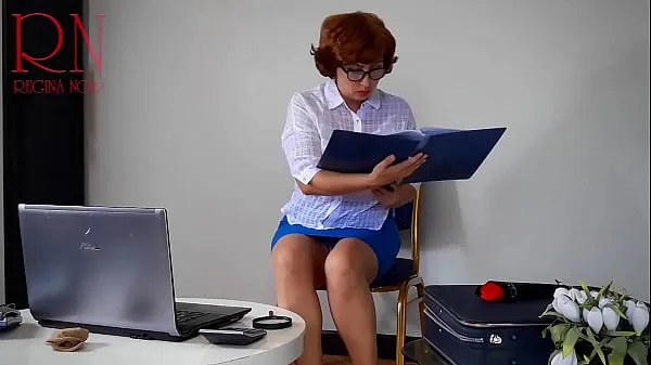 Veľká Shaggy submits Velma to undress. Velma masturbates and reaches an orgasm! FULL VIDEO teplá trubica