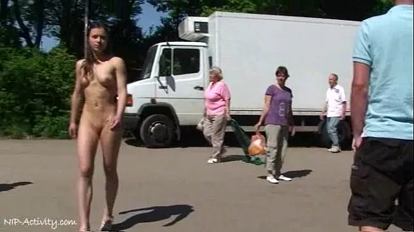 Stort July - Cute German Babe Naked In Public Streets varmt rør