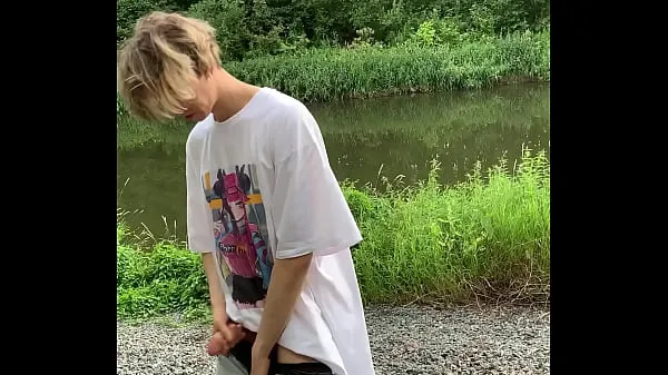 Stort cute boy jerking off in the forest by the lake varmt rør