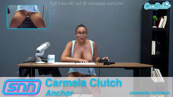Stort Camsoda News Network Reporter reads out news as she rides the sybian varmt rör