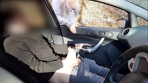 Public cock flashing - Guy jerking off in car in park was caught by a runner girl who helped him cum أنبوب دافئ كبير