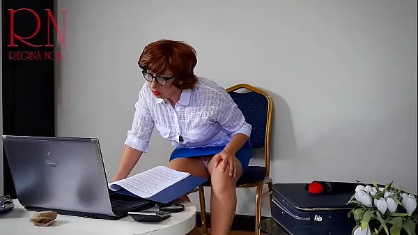 Velká Office milfmasturbates and reaches an orgasm teplá trubice