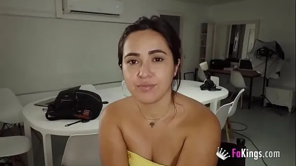 Andrea, Latina, wants a WILD FUCK with a professional cock أنبوب دافئ كبير