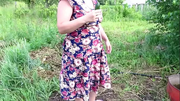 Busty milf masturbates with cucumber and strawberries outdoors in a public place Juicy PAWG and big tits in nature Fetish Tabung hangat yang besar