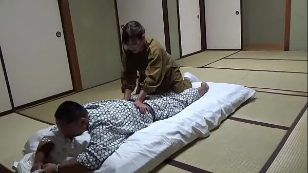 Seducing a Waitress Who Came to Lay Out a Futon at a Hot Spring Inn and Had Sex With Her! The Whole Thing Was Secretly Caught on Camera in the Room أنبوب دافئ كبير