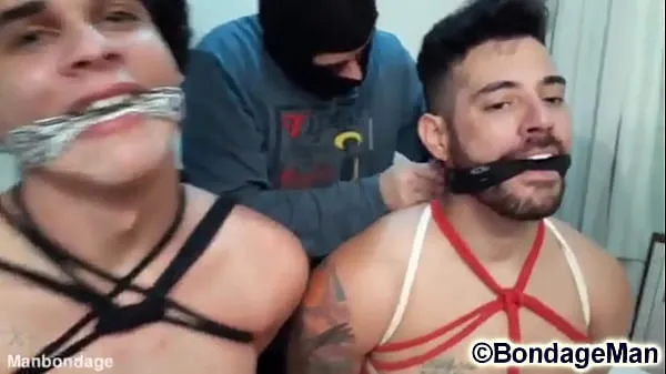 Grote Luan Santiago ans Leicy kissing gagged backstage from BondageMan warme buis
