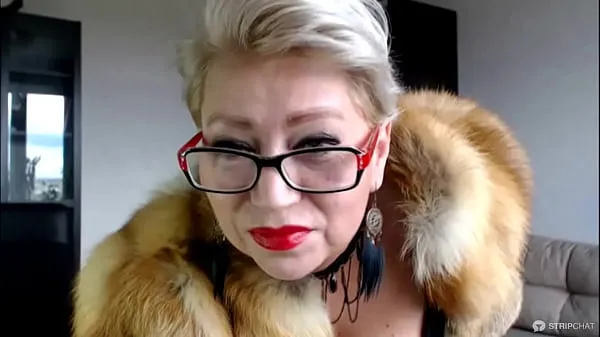 Stort Mature Russian webcam whore AimeeParadise in a fur coat blows smoke in face of her virtual slave varmt rør