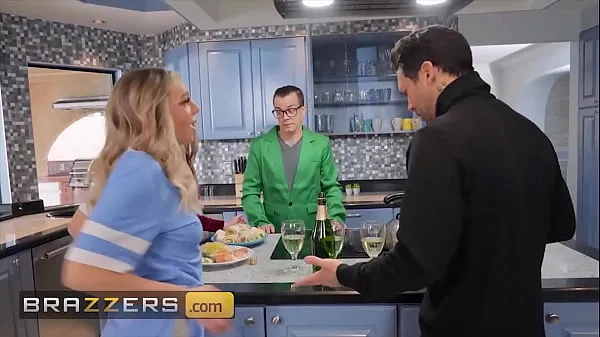 Tiffany Watson) Has To Host A Potluck Dinner Party But She Prefers To Fuck (Small Hands) Instead - Brazzers أنبوب دافئ كبير