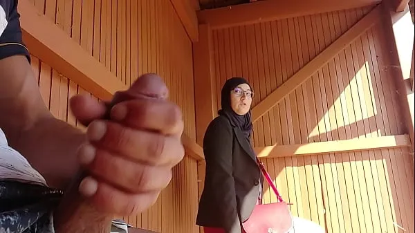 大young boy shocks this muslim girl who was waiting for her bus with his big cock, OMG !!! someone surprised them; he might have problems and run away暖管