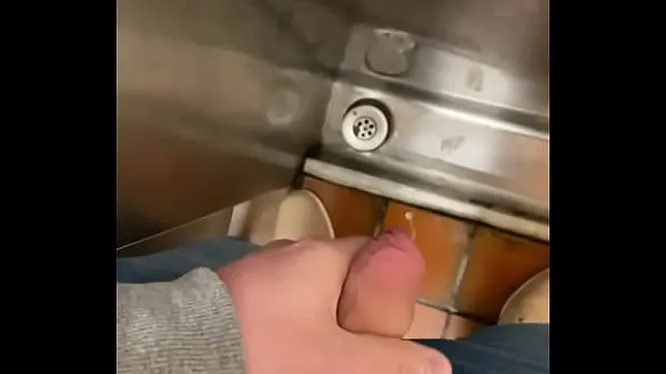Stort Playing with myself in a public toilet big cumshot varmt rør