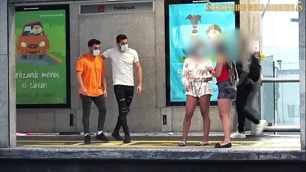 Veľká Meeting Two HOT ASS Babes At Bus Stop Ends In Incredible FOURSOME Back Home teplá trubica