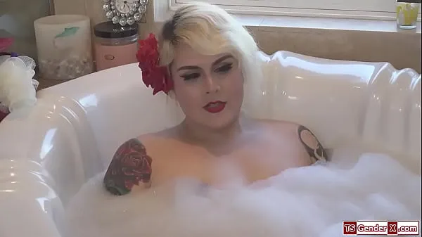 Stort Tattooed trans stepmom Isabella Sorrenti makes her stepson suck her dick to give him blonde tgirl facefucks him and the ts anal fucks him varmt rør