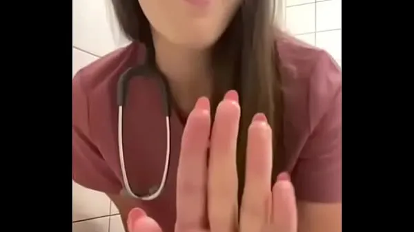 Veľká nurse masturbates in hospital bathroom teplá trubica