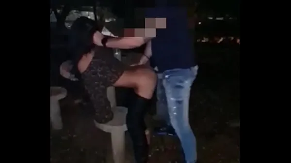 The cuckold took his girlfriend on a dogging street she gave in the square Tabung hangat yang besar