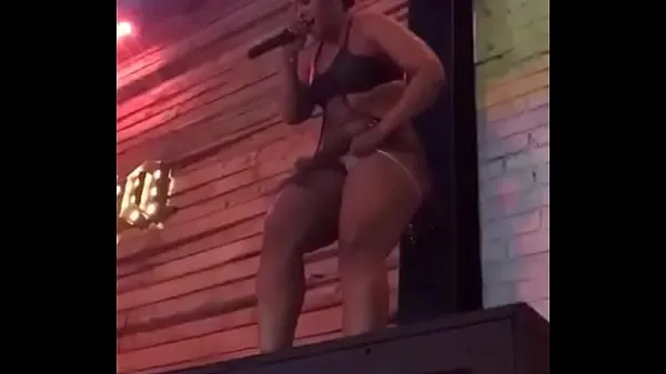 Velká Singer takes off that panties on stage teplá trubice