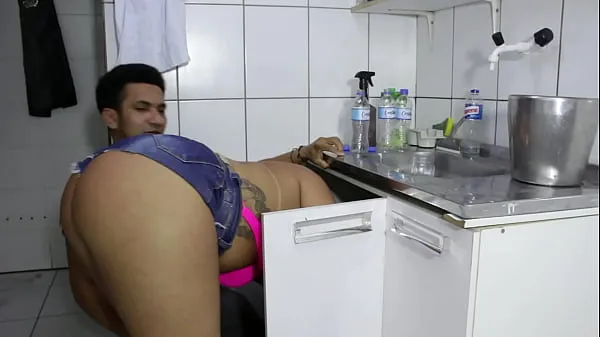 بڑی The cocky plumber stuck the pipe in the ass of the naughty rabetão. Victoria Dias and Mr Rola گرم ٹیوب