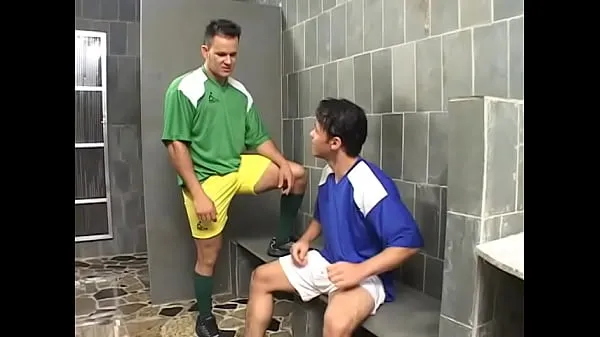 Stort Two muscular homosexual studs in a soccer gear suck & fuck varmt rör