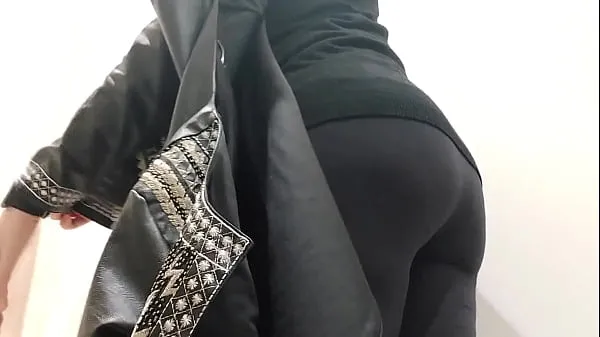 Your Italian stepmother shows you her big ass in a clothing store and makes you jerk off Tabung hangat yang besar
