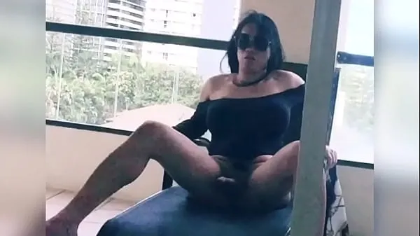Veľká tranny stroking her big cock in her hotel balcony teplá trubica