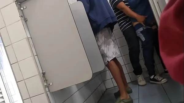 Suuri fuck in the public bathroom lämmin putki