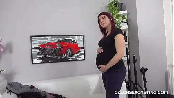 Большая Чешская скучающая беременная женщина на кастинге трахается с самим собой теплая трубка