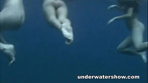 Three girls swimming nude in the sea Tabung hangat yang besar