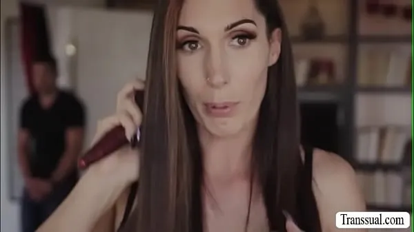 Große Stiefsohn bumst den Arsch ihrer Trans-Stiefmutterwarme Röhre