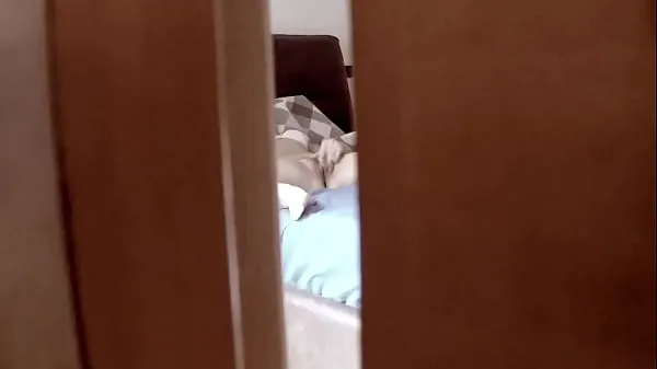 Stort Spying behind a door a teen stepdaughter masturbating in bedroom and coming very intense varmt rör