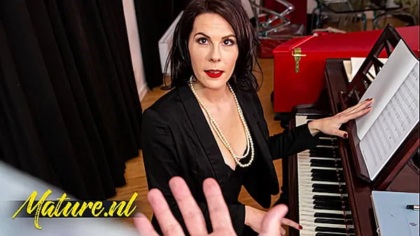 Stort French Piano Teacher Fucked In Her Ass By Monster Cock varmt rør