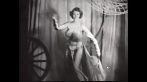 Μεγάλος Busty Scheherazade dances erotically on stage and takes off her oriental outfit θερμός σωλήνας