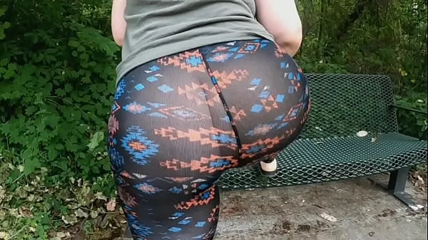 Stort Mom Huge Ass See Thru Leggings Public Trail varmt rør
