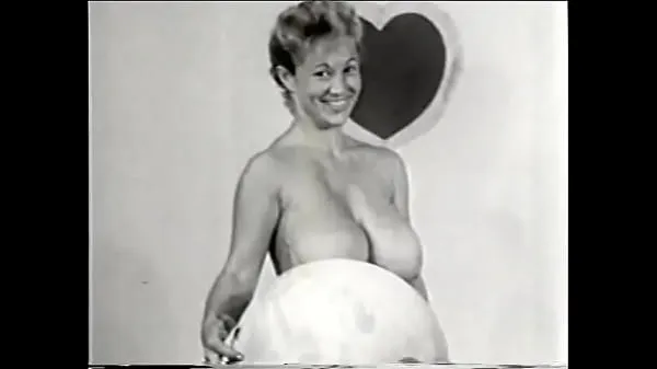 بڑی Appetizing vintage model undresses on camera and shows her big tight ass and gorgeous breasts گرم ٹیوب