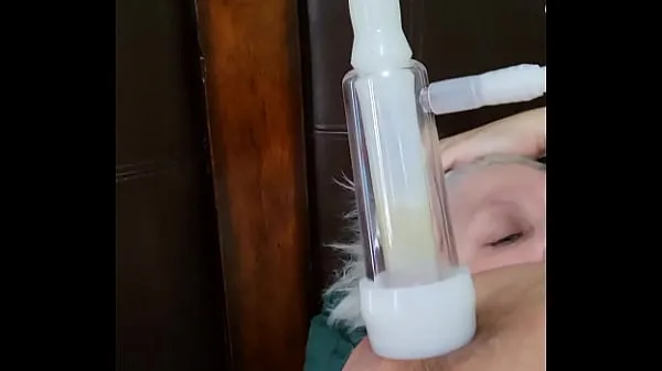 Ống ấm áp Milk Pumping From The Fake Udders Of Claudia Marie lớn