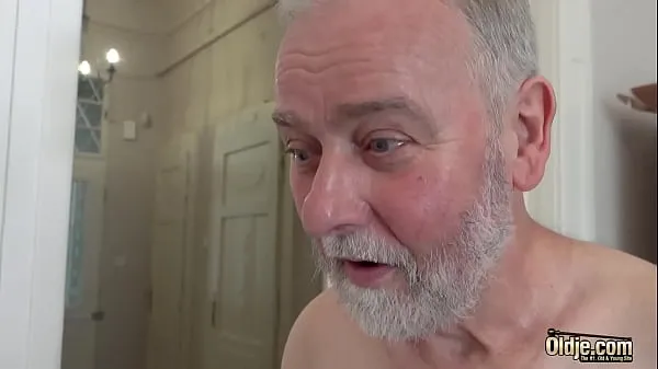 White hair old man has sex with nympho teen that wants his cock insider her أنبوب دافئ كبير