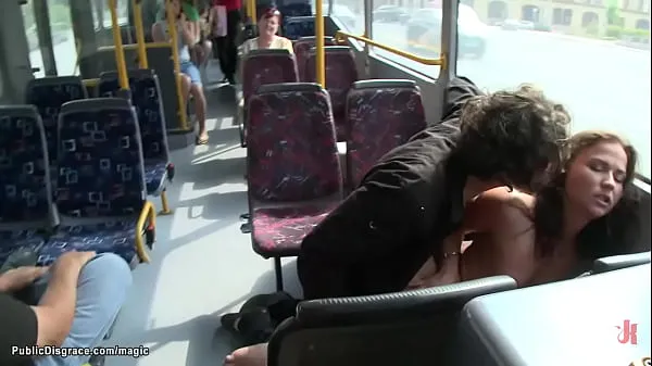 Suuri Bound Euro slut fucked in public bus lämmin putki