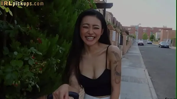 Μεγάλος Pickedup tattoo Asian riding before sideways fucked outdoors θερμός σωλήνας
