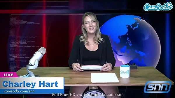 Stort Camsoda - Hot Blonde Milf rides Sybian and masturbates during news cast varmt rør