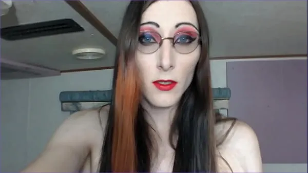 Stort Tranny step-mommy sneaks in your room JOI varmt rør