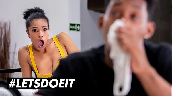 Ống ấm áp HORNYHOSTEL - (Tina Fire, Jesus Reyes) - Huge Tits Ebony Teen Caches Panty Sniffer And Lets Him Fuck Her Ass lớn