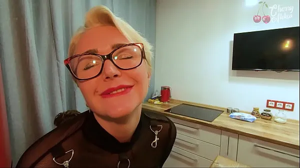 Stort Blonde with glasses fucked in the ass on a bar stool varmt rør