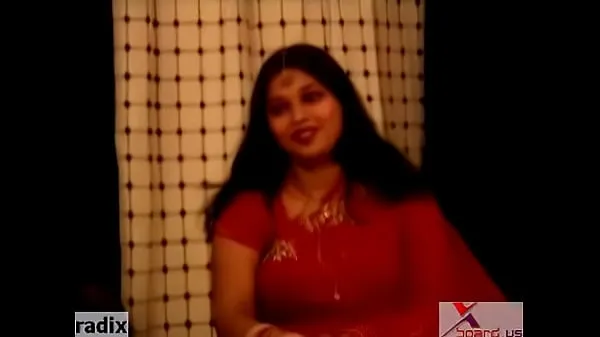 Stort chubby fat indian aunty in red sari varmt rør