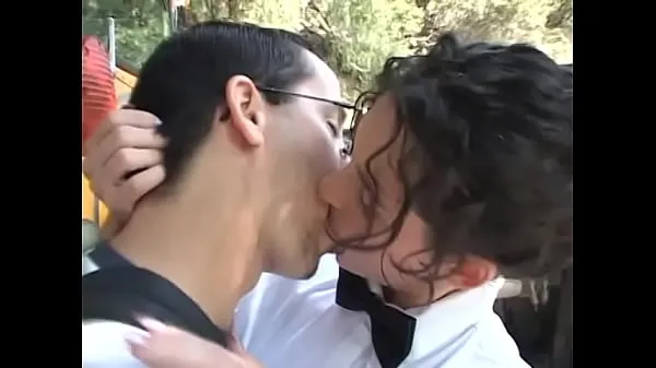 Lustful male in glasses licks the horny pussy of a beautiful brunette and she gives him a hot blowjob before hard fucking on the street near the bus أنبوب دافئ كبير