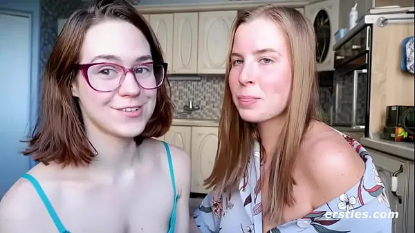 Stort Lesbian Friends Enjoy Their First Time Together varmt rör