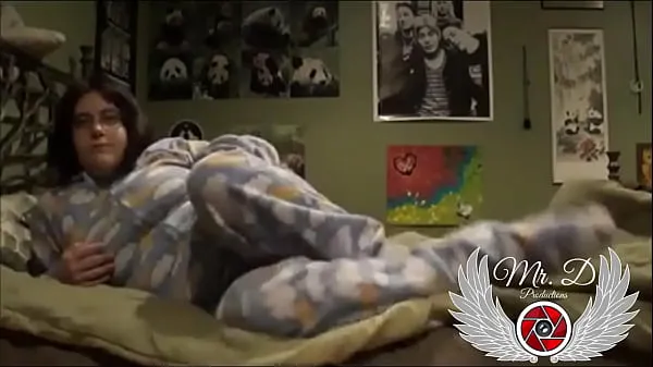 Büyük Playing in my parents' bed in my pajamas, I masturbate while I think my step brother fucks my fat and wet pussy sıcak Tüp