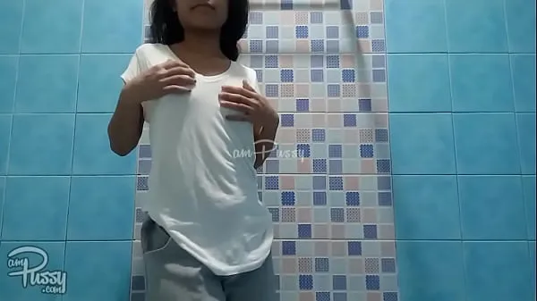 Adorable teen Filipina takes shower أنبوب دافئ كبير