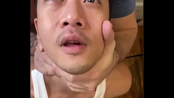 Grote Hot bodybuilder fucks Athletic fit Asian bottom raw on 4myFans warme buis