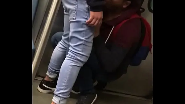 Stort Blowjob in the subway varmt rør